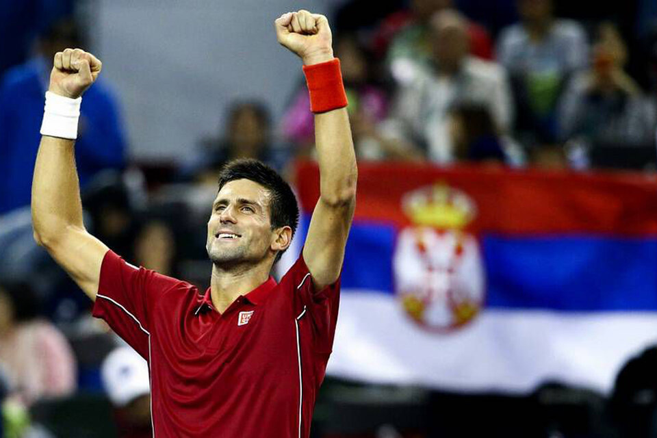 Djokovic festeja, con la bandera serbia de fondo. (Fuente: EFE)