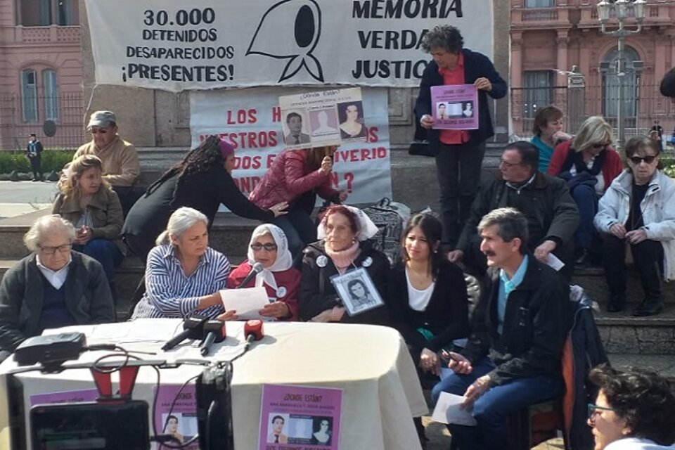 Mirta Baravalle en Plaza de Mayo, acompañada por Pérez Esquivel, Elía Espen, Carlos Oroño y Victoria Moyano, al anunciar su nuevo pedido. (Fuente: Enfoque Rojo)