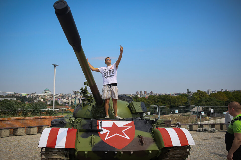 El tanque, con el escudo de Estrella Roja de Belgrado en su frente. (Fuente: Télam)