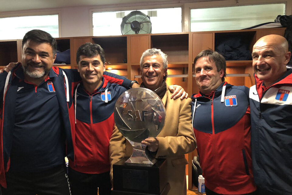 Gorosito y su cuerpo técnico posan con el trofeo más importante de la historia de Tigre. (Fuente: Prensa de Tigre)