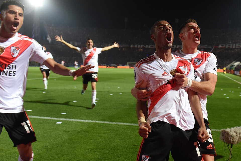 Todo River Plate festeja el golazo de De la Cruz. (Fuente: Fotobaires)