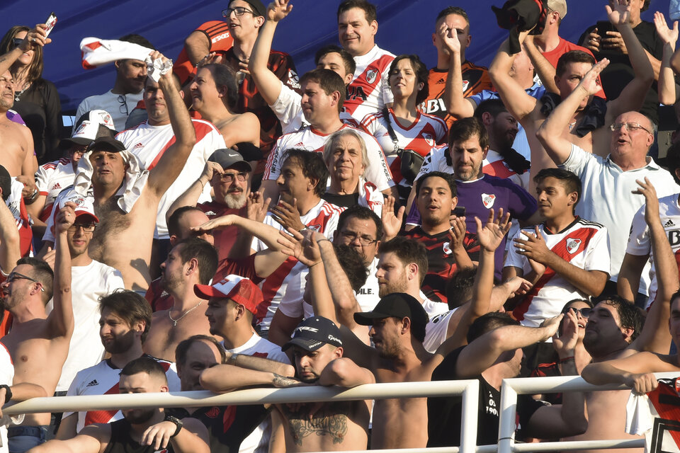 Unos 2000 hinchas del Millonario lograron ingresar al estadio en Asunción. (Fuente: AFP)