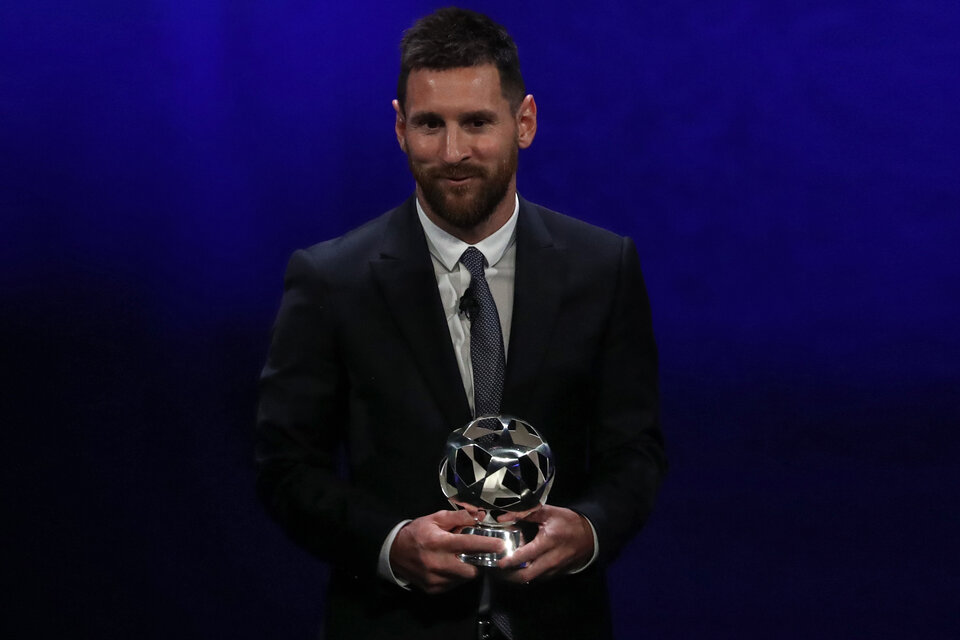 Messi recibe un nuevo trofeo en su carrera. (Fuente: AFP)