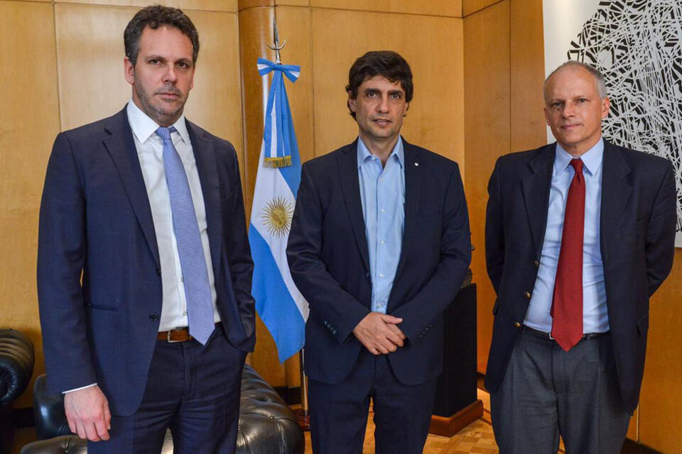 El presidente del Banco Central, Guido Sandleris, el ministro de Hacienda, Hernán Lacunza, y el jefe del Departamento del Hemisferio Occidental del FMI, Alejandro Werner (Fuente: Télam)