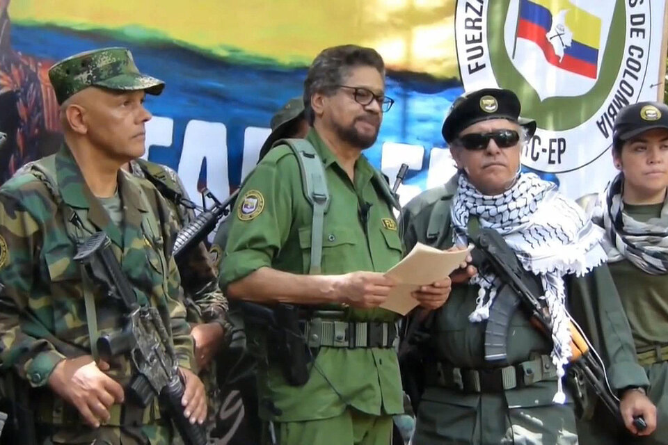 Rodeado de fusiles y guerrilleros armados, "Iván Màrquez" que retoma la lucha armada. (Fuente: EFE)