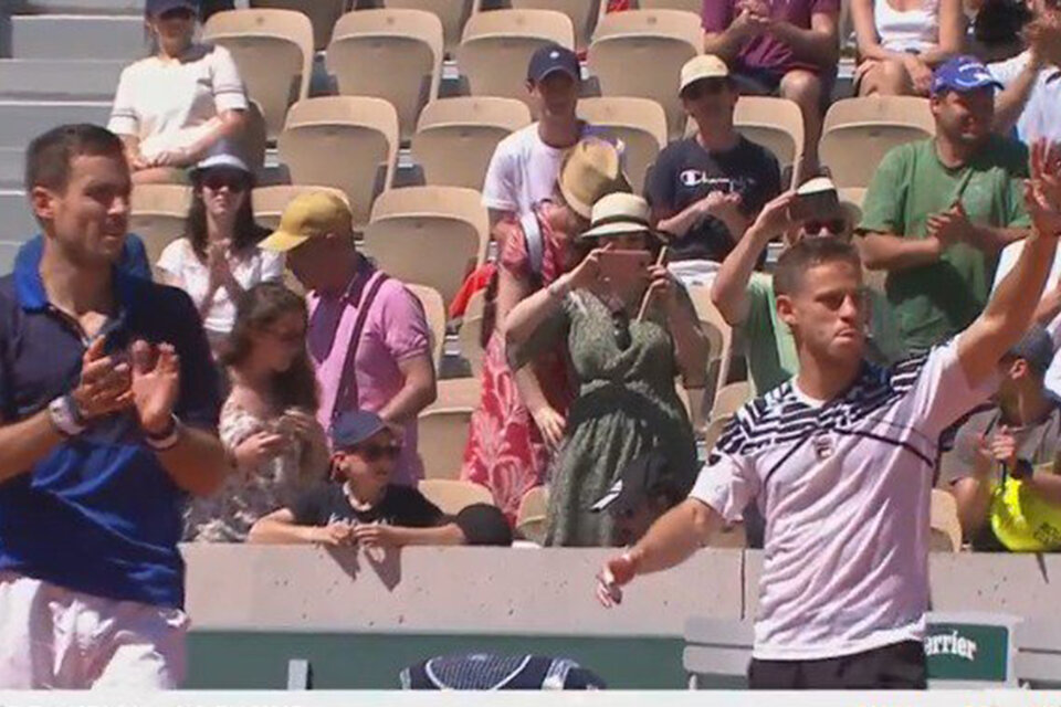 Pella y Schwartzman saludan luego de su victoria en París. (Fuente: Imagen de TV)