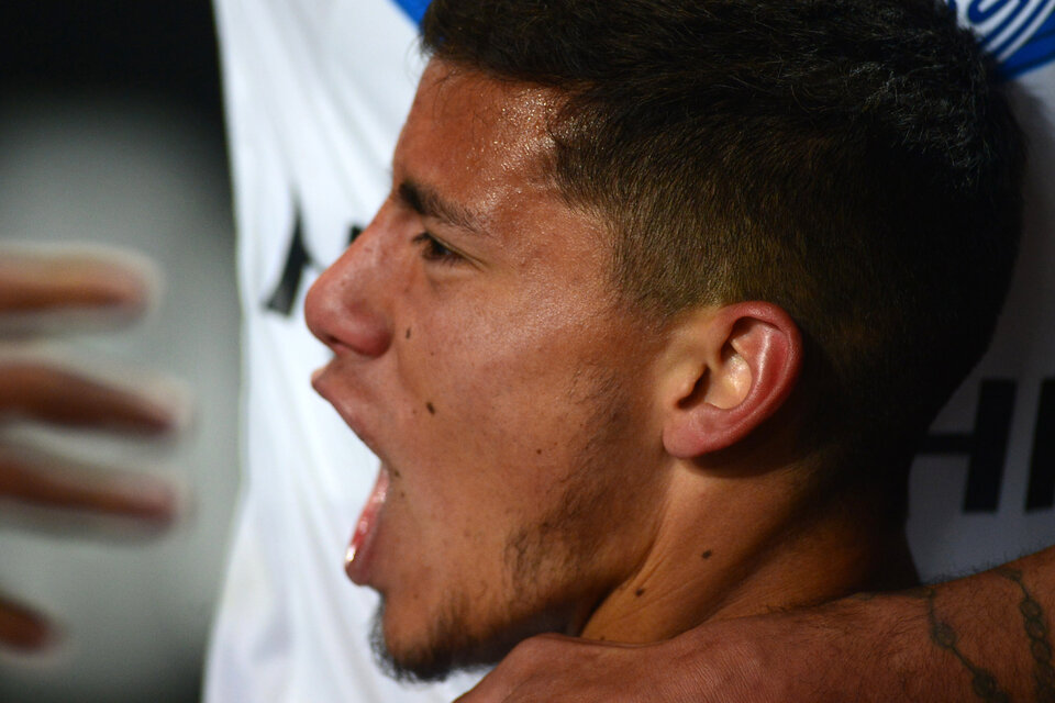 Robertone grita con ganas el 1-0 para Vélez Sarsfield. (Fuente: Fotobaires)