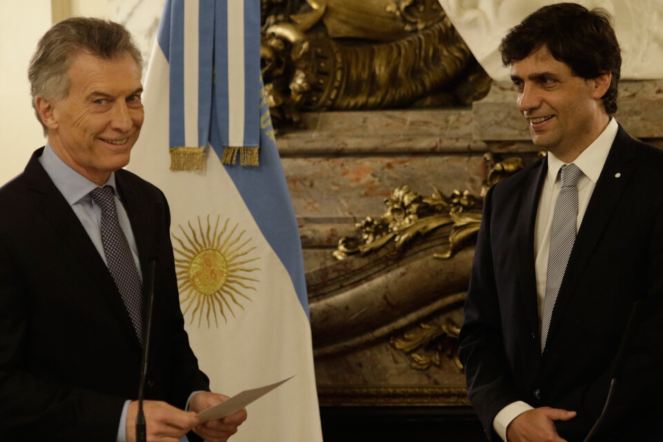 Mauricio Macri le toma juramento a Hernán Lacunza.