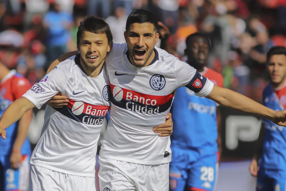 Angel Romero festeja junto a Nicolás Blandi la apertura del marcador. (Fuente: NA)