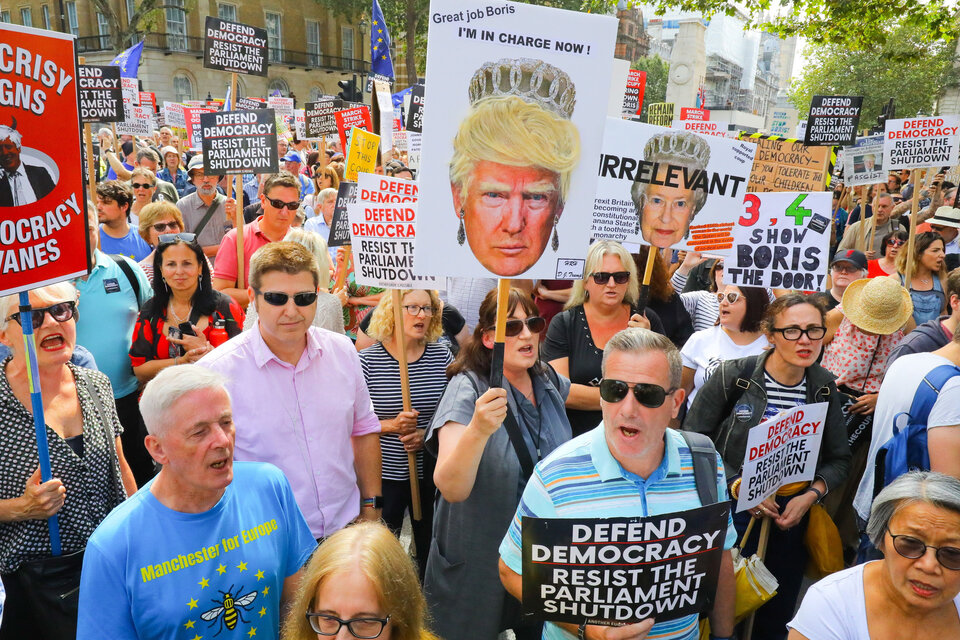 Miles de personas se manifiestan en Downing Street, centro de Londres. (Fuente: EFE)