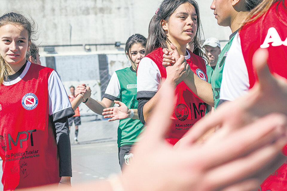 El fútbol femenino tiene una larga historia en el país. Abajo: Betty García y la Asesora General Tutelar, Yael Bendel. (Fuente: Verónica Bellomo)