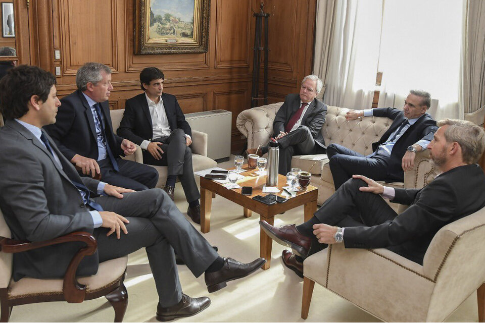 La decisión se tomó en Casa Rosada, tras un encuentro de Lacunza con los referentes legislativos del macrismo, sin los radicales. (Fuente: NA)