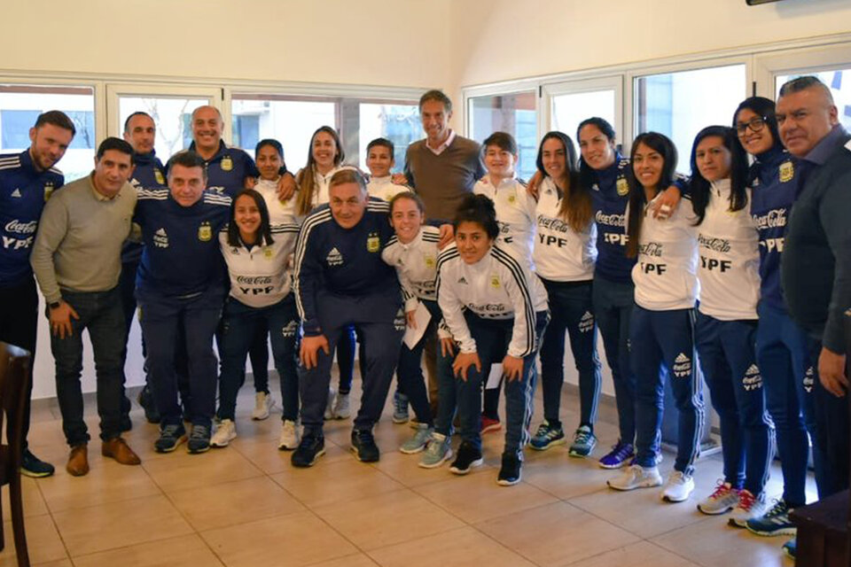 Claudio "Chiqui" Tapia junto a la Selección femenina de fútbol.  (Fuente: Prensa AFA)