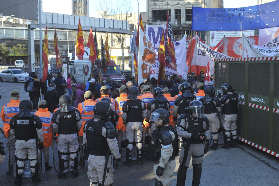 Los trabajadores cortaron uno de los accesos al puente. (Fuente: NA)