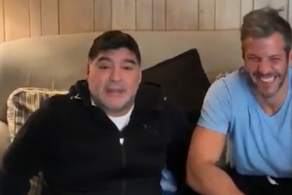 Maradona en el video, junto a uno de sus médicos.  (Fuente: Captura de pantalla)