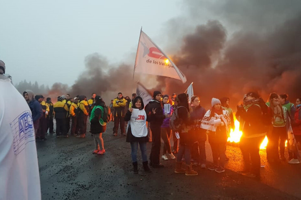 Los gremios de docentes y estatales mantienen sus protestas en Chubut.