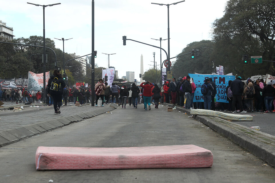 Tras 24 horas de acampe frente al Ministerio de Desarrollo Social, los movimientos sociales levantaron la protesta. (Fuente: Bernardino Avila)