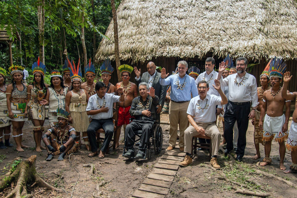 Aborígenescolombianos  y jefes de Estado en la foto de la cumbre por la Amazonia. (Fuente: AFP)