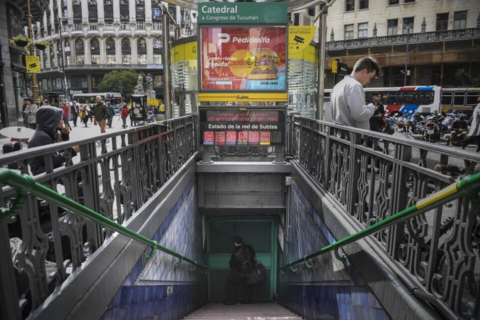 La estación Catedral, cabecera de la línea D, sin servicio por el paro.  (Fuente: Télam)