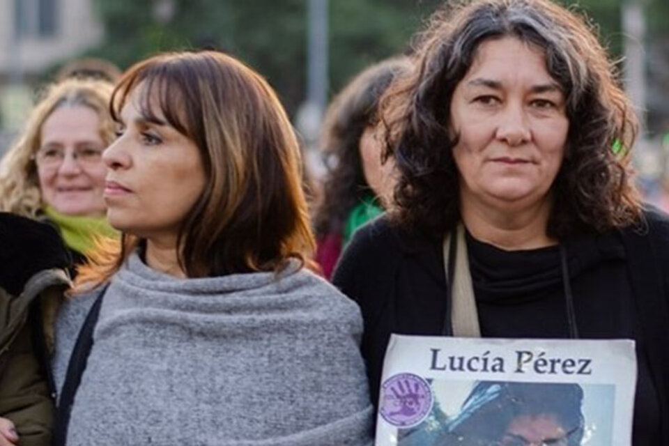 El 3 de junio la abogada Verónica Heredia marchó con la mamá de Lucía Pérez. Para ella hay similitudes entre los fallos de ese caso y el de Santiago.
