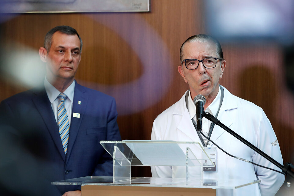 Bolsonaro permaneció cinco horas y cinco minutos en el quirófano, reportó el médico Antonio Luiz Macedo. (Fuente: AFP)