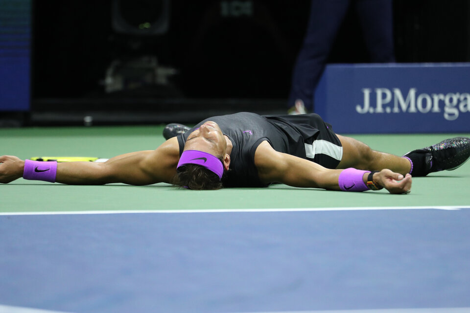 Nadal se acostó sobre el cemento del Arthur Ashe cuando ganó el título. (Fuente: AFP)