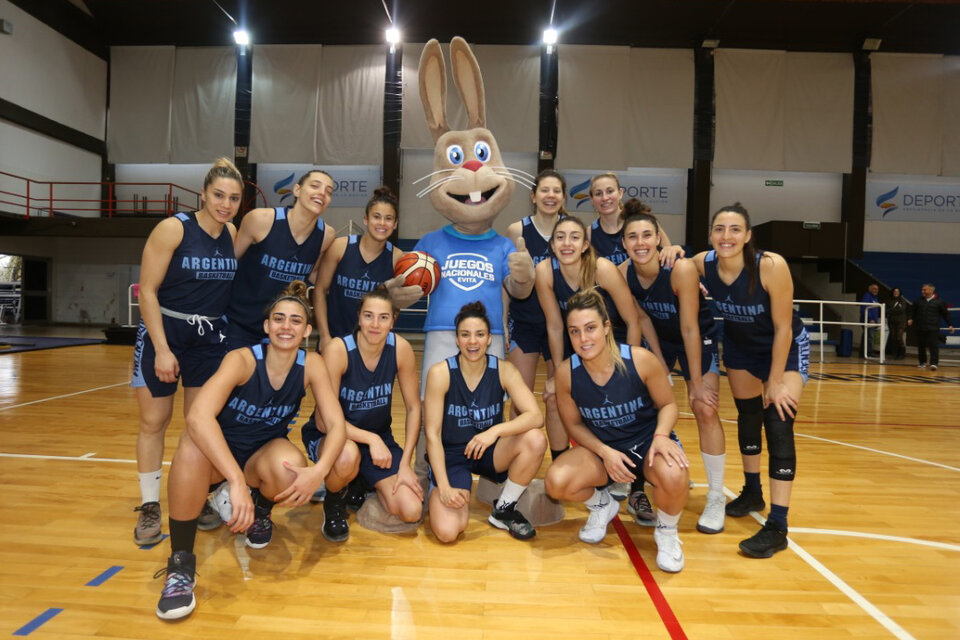 La Selección femenina de básquet y Liber, en el Cenard.