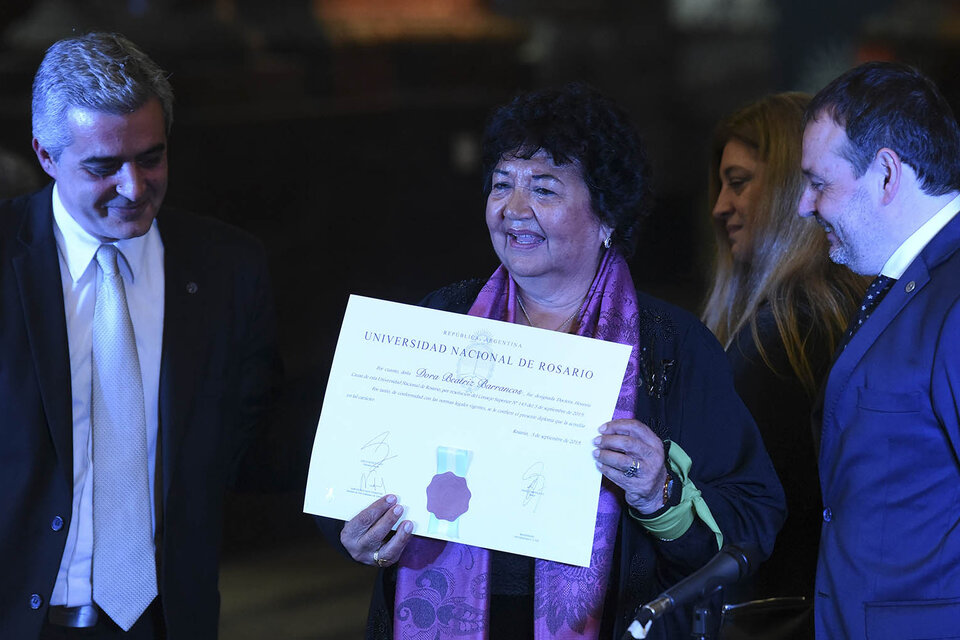 Bartolacci y Vila entregan el diploma Honoris Causa a Barrancos. (Fuente: Sebastián Granata)