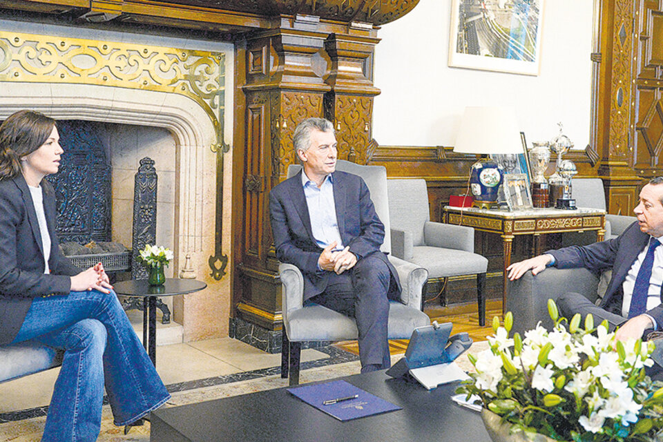 Los ministros Carolina Stanley y Dante Sica exponen ante Macri detalles del “plan alivio”. (Fuente: NA)