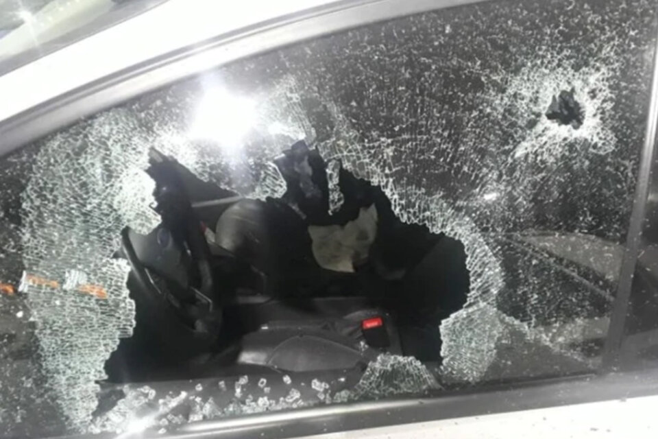El vehículo en el que circulaba el jefe de la Policía Federal en Santa Fe, Mariano Ezequiel Valdez, recibió al menos diez impactos de bala.