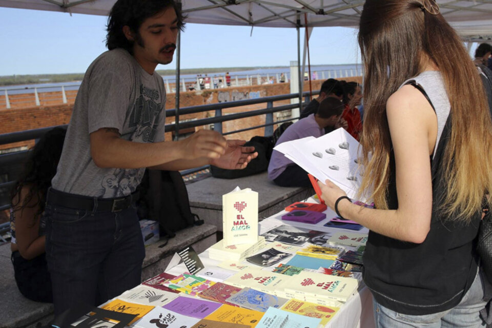 Feria de editoriales en Parque España.