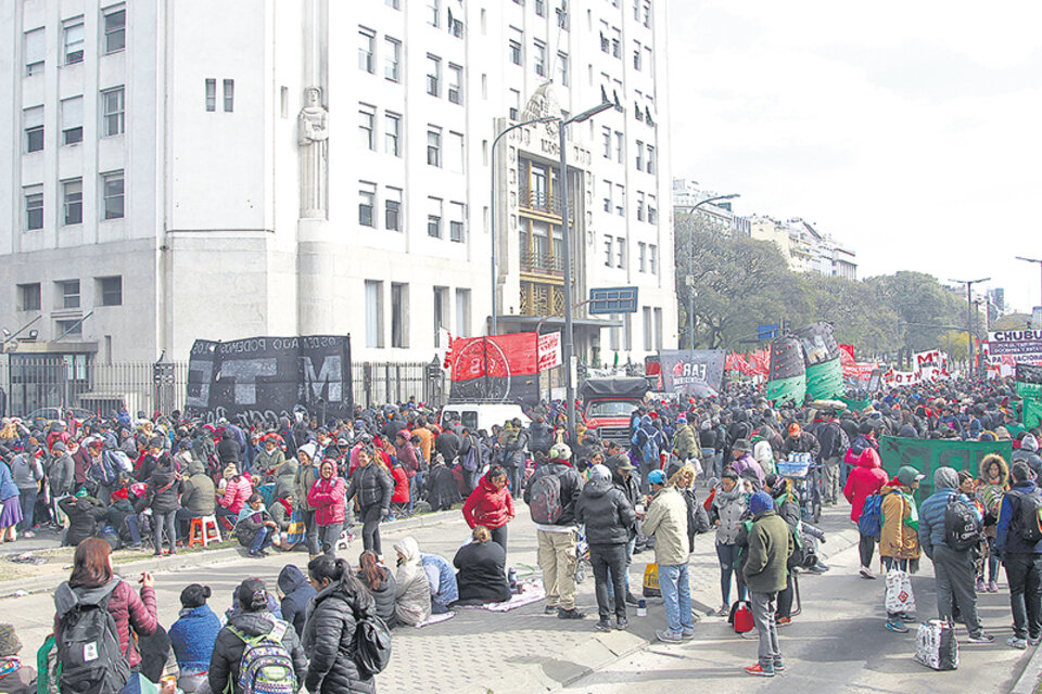Integrantes de movimientos sociales acampan frente al Ministerio de Desarrollo Social para exigir la emergencia alimentaria.   
