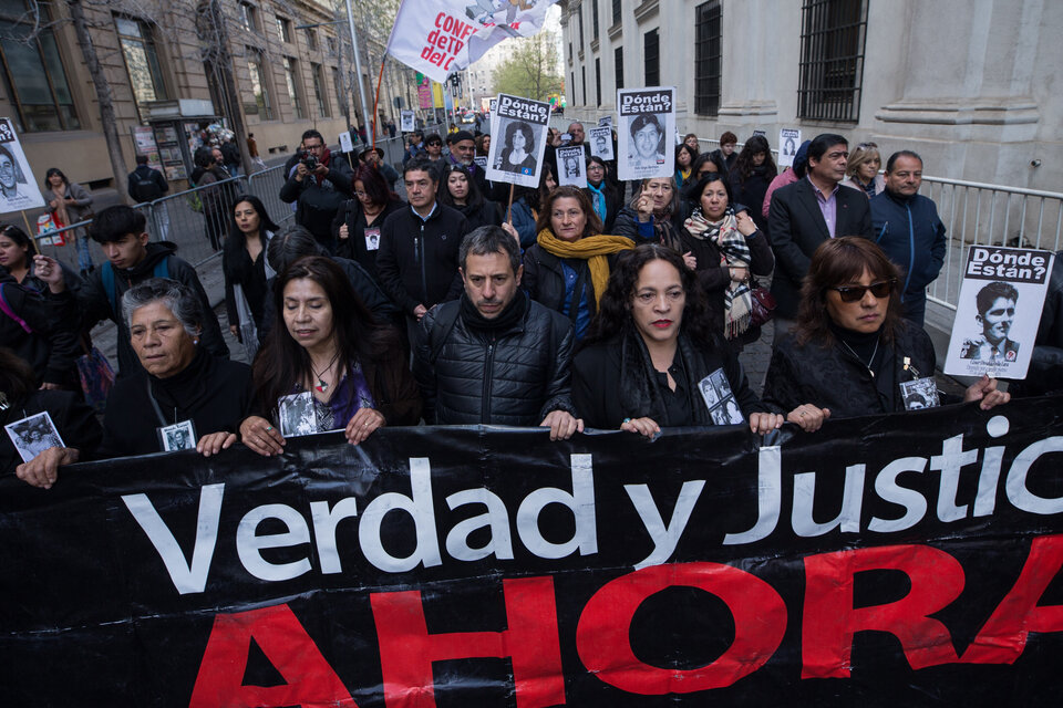 Familiares de desaparecidos encabezan la marcha en Santiago. (Fuente: EFE)