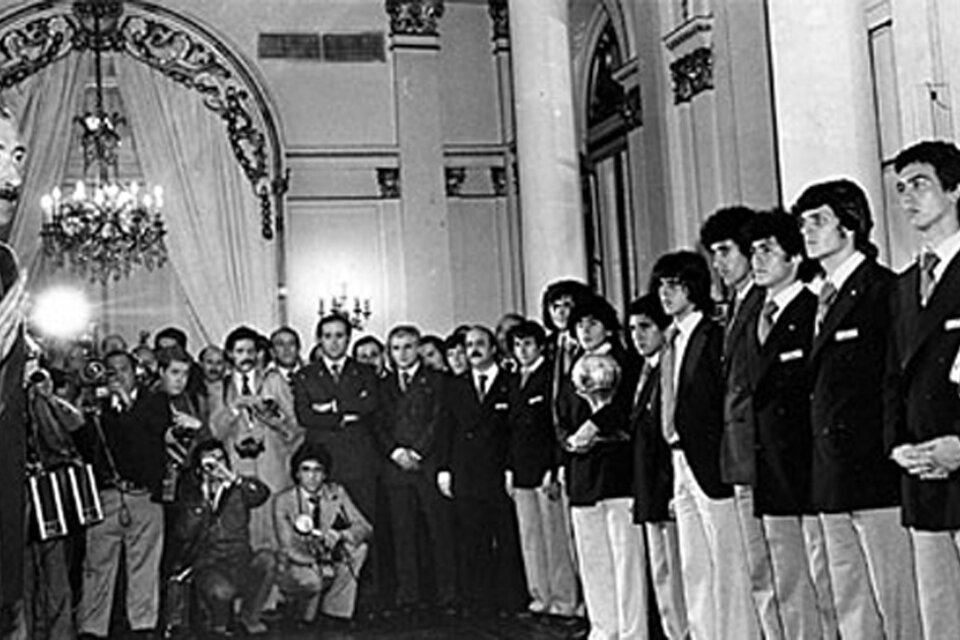 Videla les habla a los campeones de Mundial de Japón 1979.