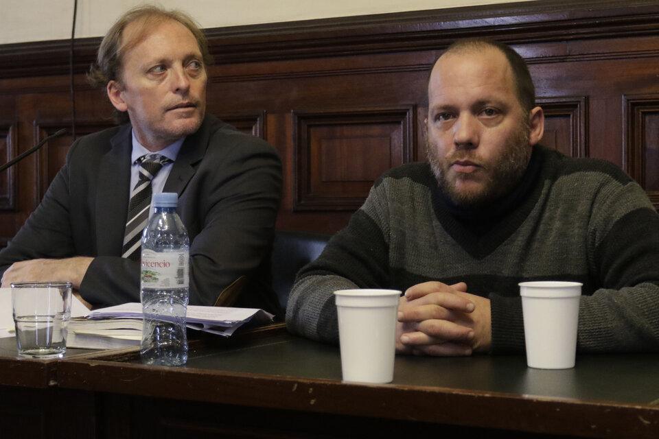Lucas Carrasco, junto a su abogado Guillermo Vartorelli, antes de escuchar la sentencia.  (Fuente: Bernardino Avila)