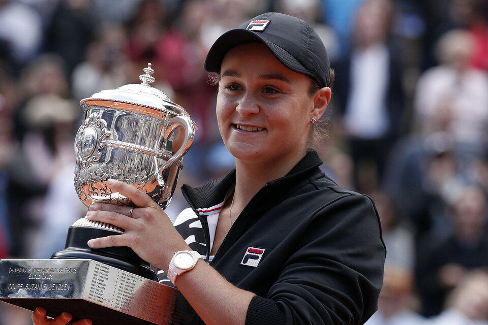 La australiana Ashleigh Barty levanta el trofeo en Roland Garros.