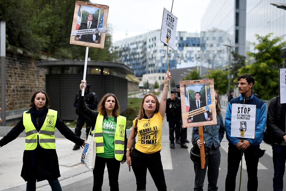 El grupo de los descolgadores de retratos de Macron denuncia “el vacío de la política climática y social”. (Fuente: AFP)