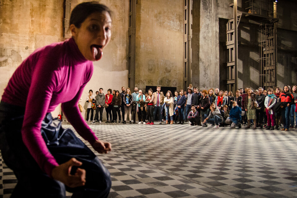 Movimiento público es un taller y performance a cargo de Silvio Lang con la participación de Celia Argüello Rena. 