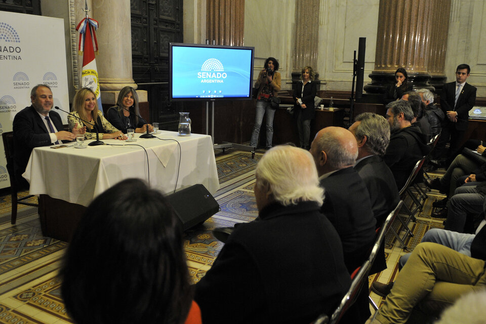 Pablo Feldman, la senadora Sacnun y Nora Veiras durante el acto.  (Fuente: Sandra Cartasso)