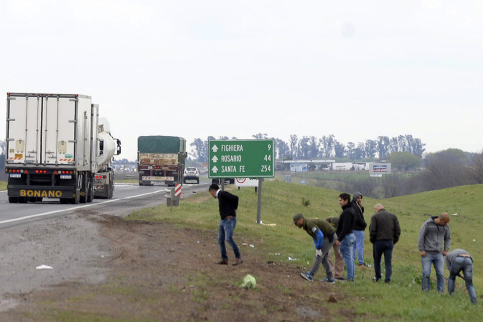 Peritos y gendarmes buscaron vainas y vidrios rotos a la vera de la autopista a Buenos Aires. (Fuente: gentileza Diario La Capital)