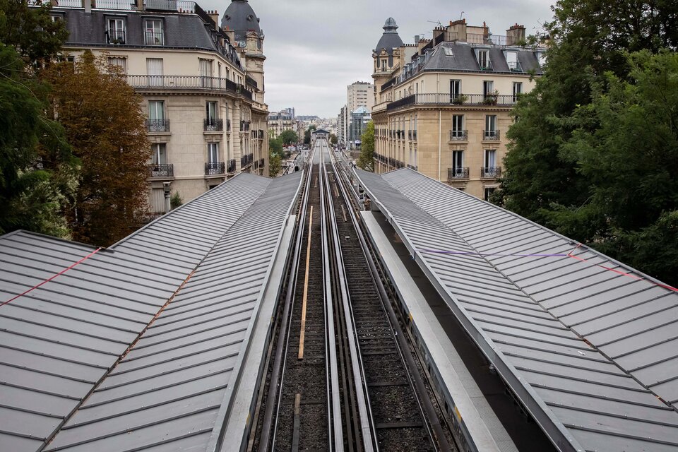 Vista de una estación de metro vacía en Paris durante el paro. (Fuente: EFE)