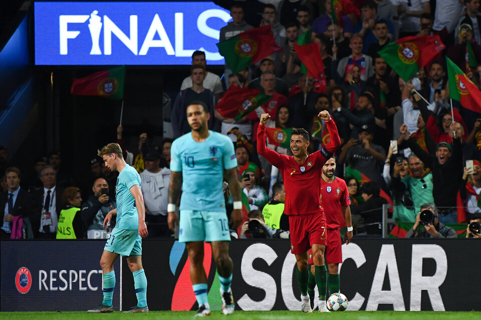 Cristiano alza los brazos tras el éxito de Portugal. (Fuente: AFP)