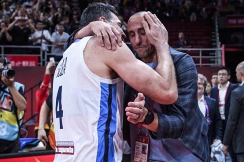 El abrazo de Scola con Manu Ginóbili. (Fuente: prensa CABB)