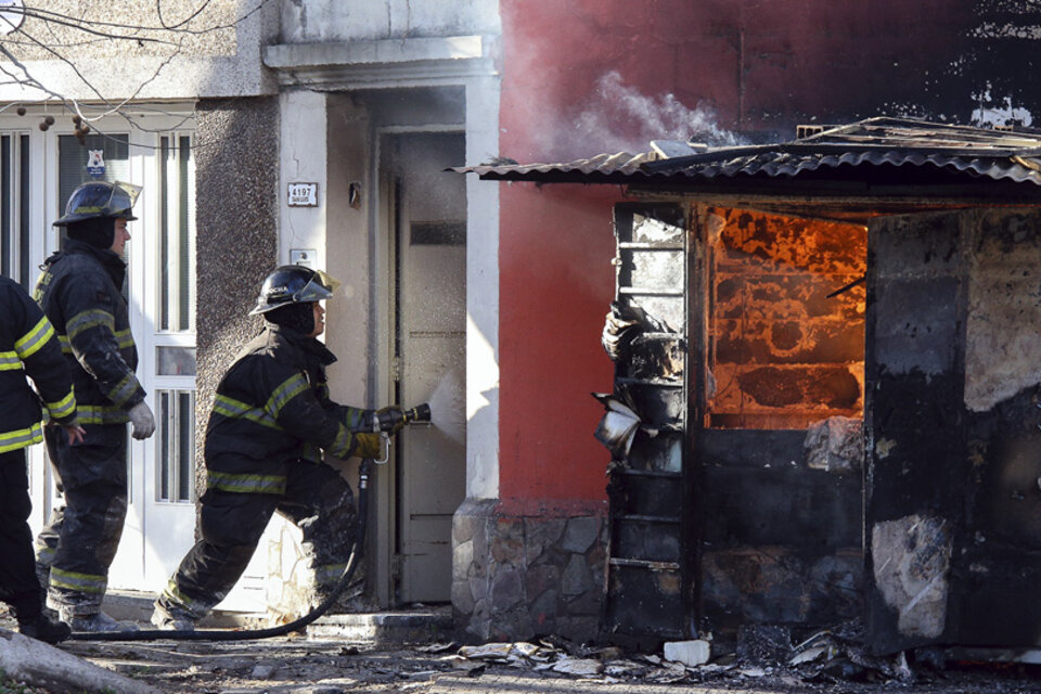 Los bomberos concurrieron para apagar el intenso fuego que se desató en San Luis y Río de Janeiro. (Fuente: Gentileza Alan Monzón)