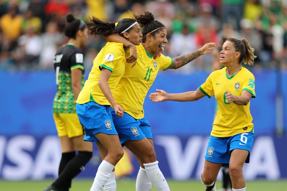 Brasil festeja con la número 11, Cristiane, autora de los tres goles ante Jamaica. (Fuente: FIFA)