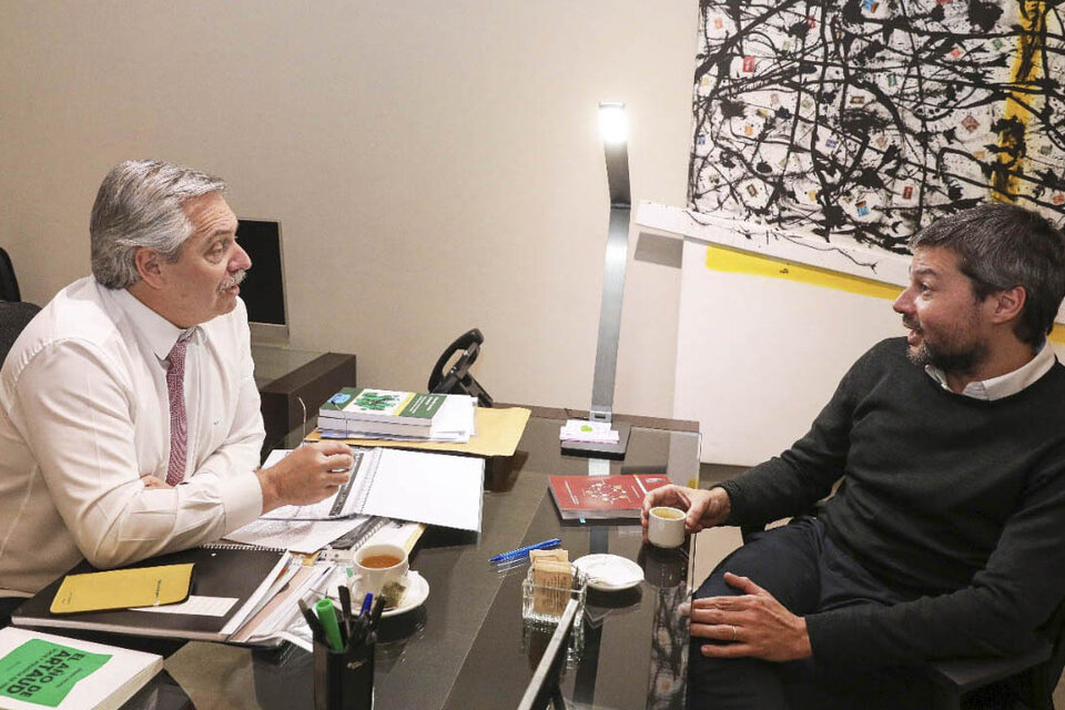 Alberto Fernández y Matías Lammens ayer en las oficinas de la calle México. 