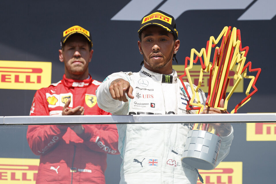 Lewis Hamilton aplaudido por Sebastian Vettel. (Fuente: EFE)