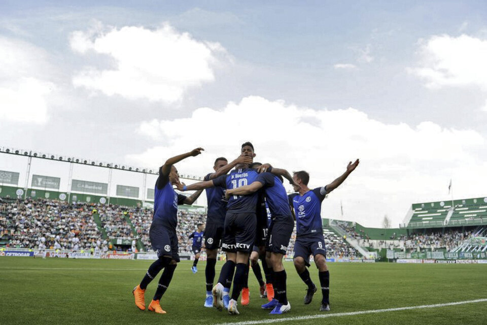 Los coroobeses festejan el gol de Nahuel Bustos. (Fuente: NA)