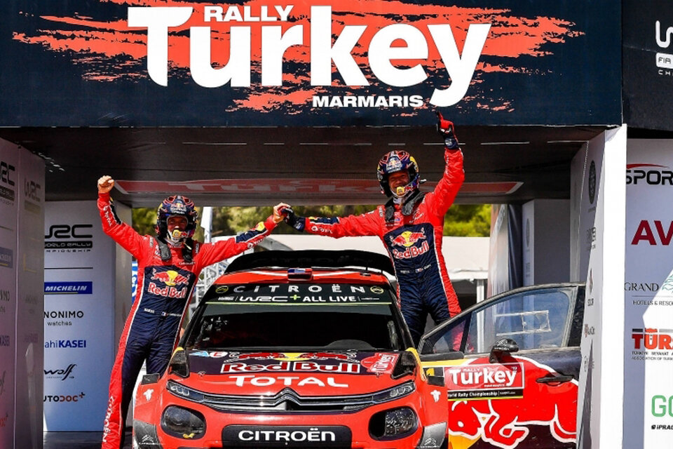 Sebastien Ogier (Citroën) festeja la victoria en Turquía. (Fuente: Prensa WRC)