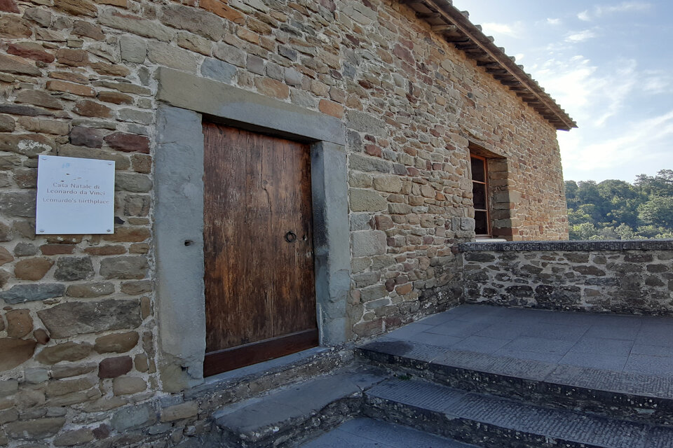 La casa natal de Leonardo da Vin ci, una construcción de piedra de un sólo piso; hoy funciona como museo, 